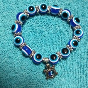 Silvertone turtle eye blue white black beaded stretch bracelet
